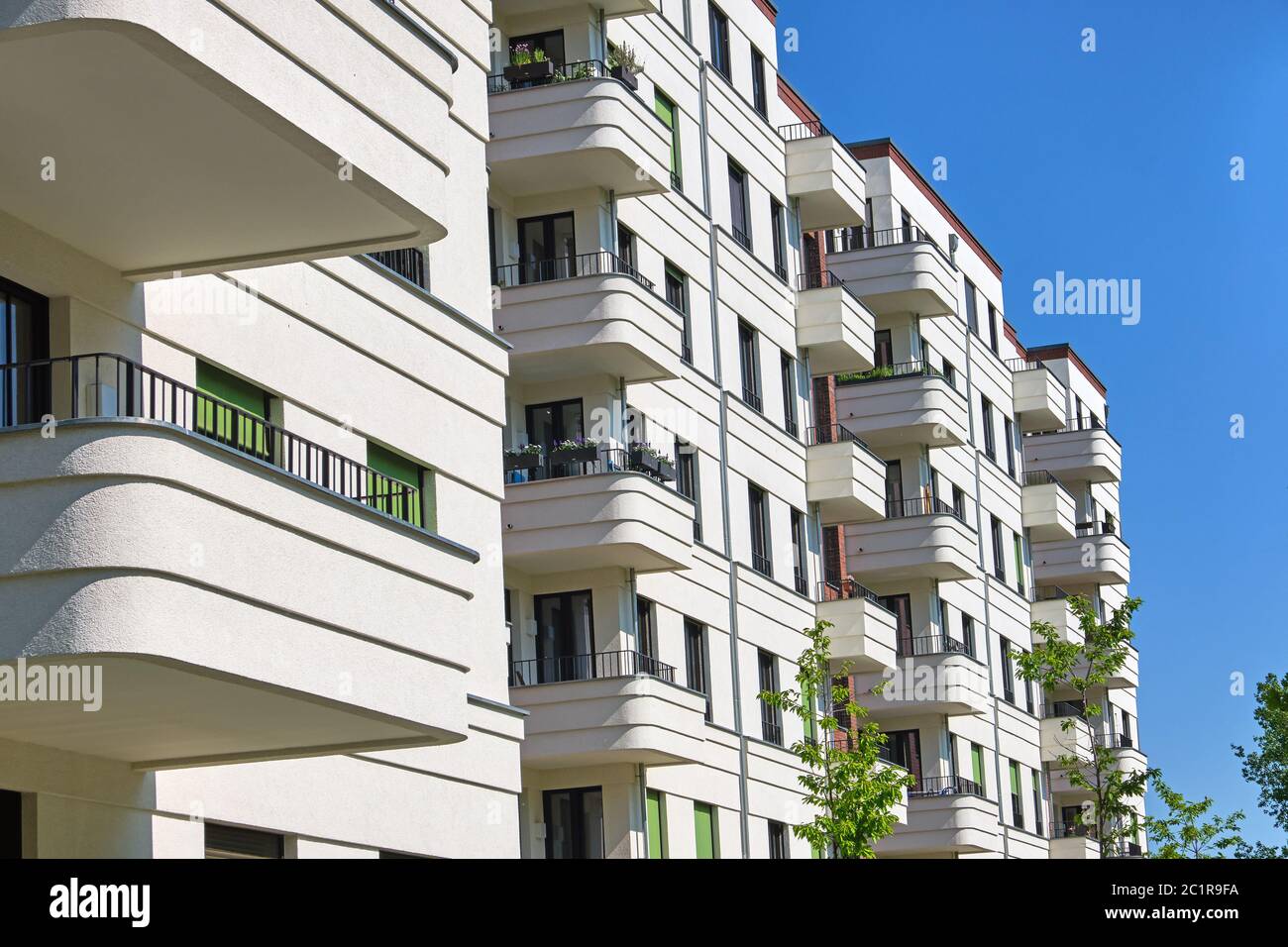 Immeuble moderne blanc vu à Berlin, Allemagne Banque D'Images