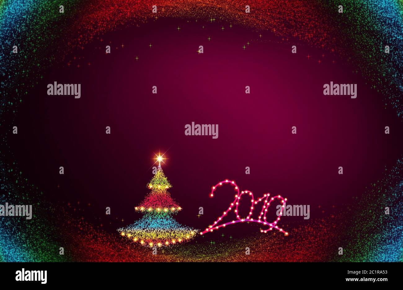 Arbre de Noël coloré isolé sur fond rouge. Nouvelle année 2019 Banque D'Images