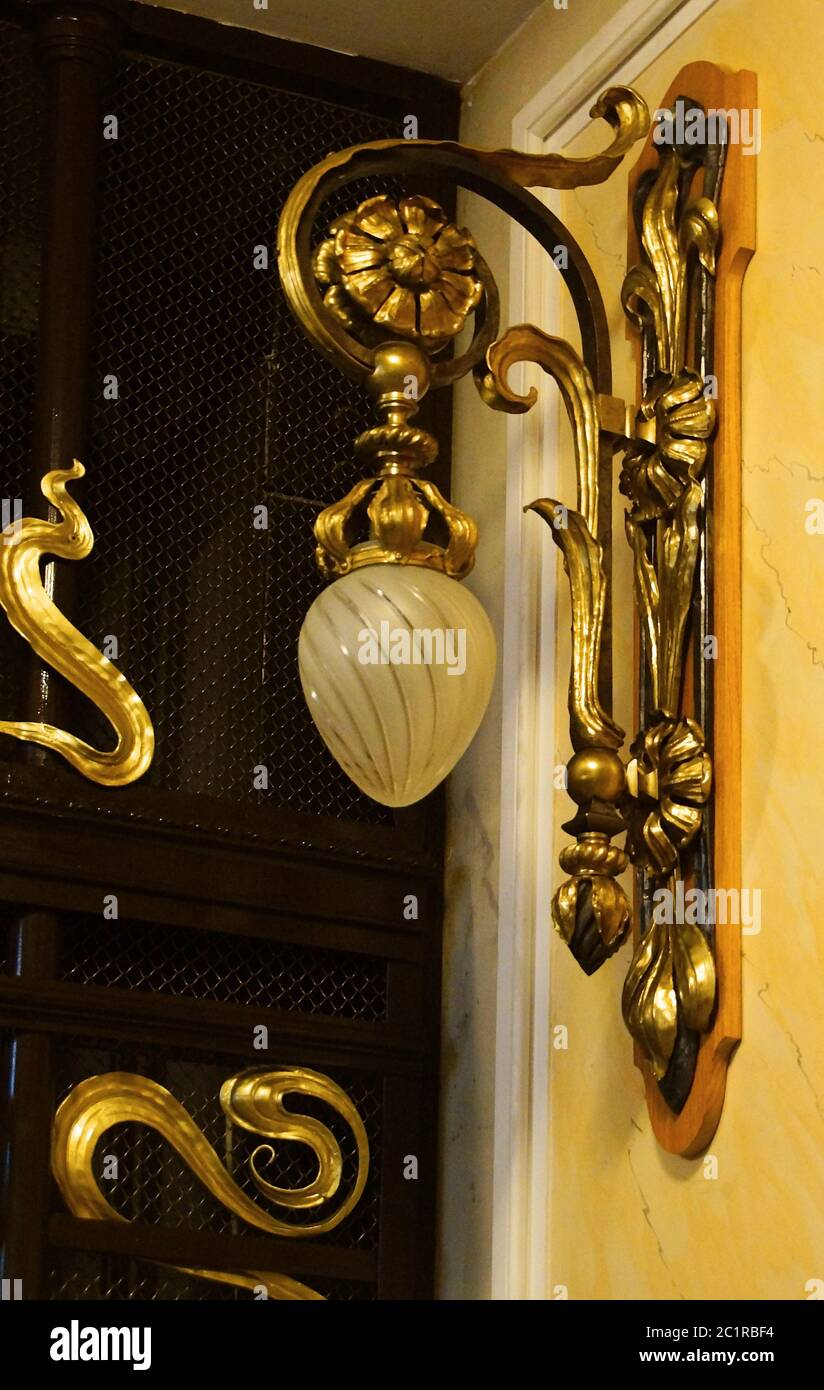 Fragment de design architectural dans le style Art nouveau de l'escalier principal de la maison de la chanteuse à Saint-Pétersbourg Banque D'Images