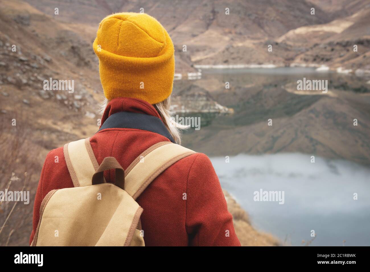 Gros plan de la petite fille voyageur à l'arrière-plan sur le lac dans les montagnes Banque D'Images