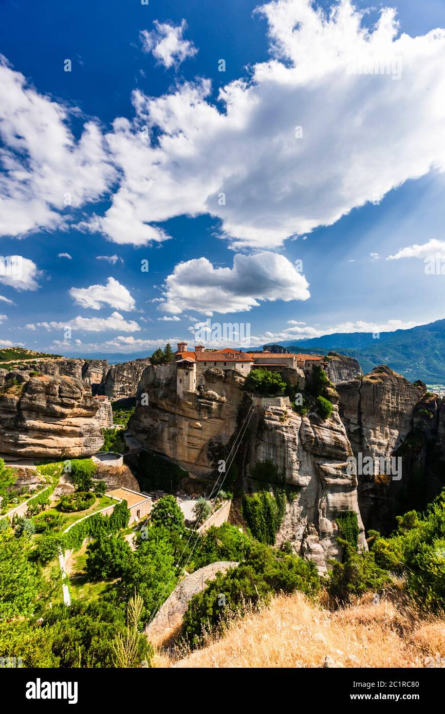 Meteora, Monastère de Varlaam, sur d'énormes colonnes de roche, formation naturelle de roche, Kalabaka, Thessalie, Grèce, Europe Banque D'Images