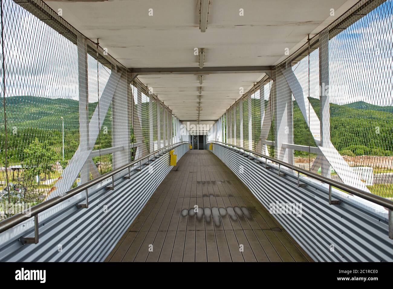 Vue en perspective réduite du passage de roue vide avec clôture métallique de protection Banque D'Images