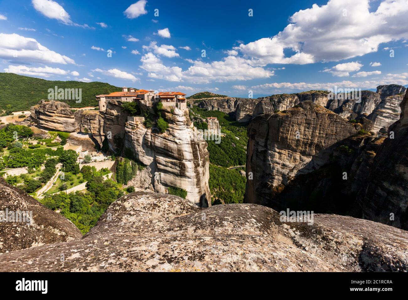 Meteora, Monastère de Varlaam, sur d'énormes colonnes de roche, formation naturelle de roche, Kalabaka, Thessalie, Grèce, Europe Banque D'Images