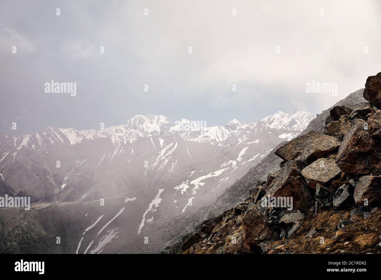 Paysage de la vallée de la montagne de neige contre ciel nuageux de la fogie au Kazakhstan Banque D'Images