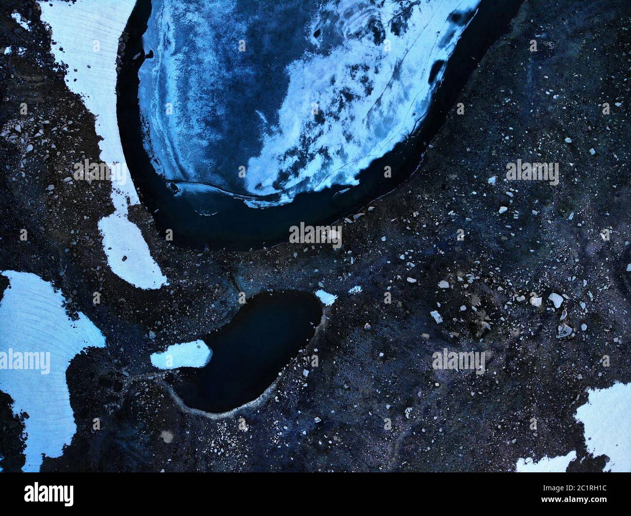 Tir de drone au-dessus du magnifique lac de montagne avec glacier et glace. Vue du dessus. Banque D'Images