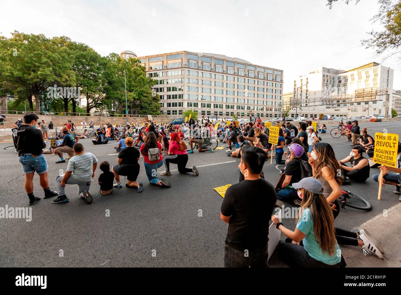 Les manifestants s'agenouillent 8 minutes 46 secondes sur l'I-395 en souvenir de George Floyd et pour protester contre la brutalité policière, Washington, DC, États-Unis Banque D'Images