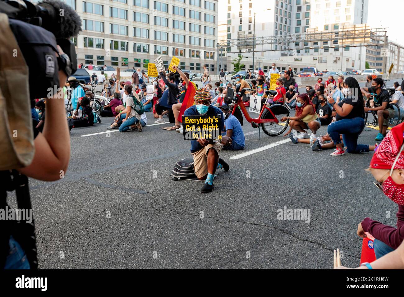 Les gens s'agenouillent 8 minutes 46 secondes sur l'Interstate 395 pour se souvenir de George Floyd et protester contre la brutalité policière, Washington, DC, États-Unis Banque D'Images