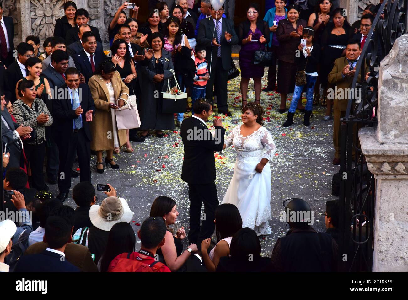 Mariage péruvien avec mariée et danse au balai à l'extérieur de l'église. Banque D'Images
