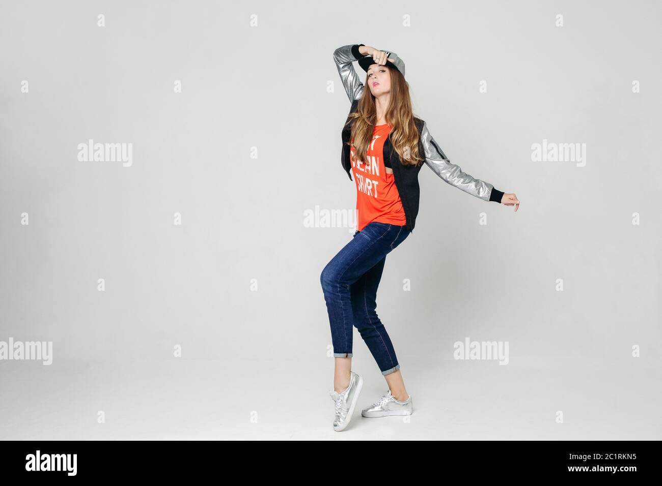 Jeune fille élégante au studio de danse. Banque D'Images