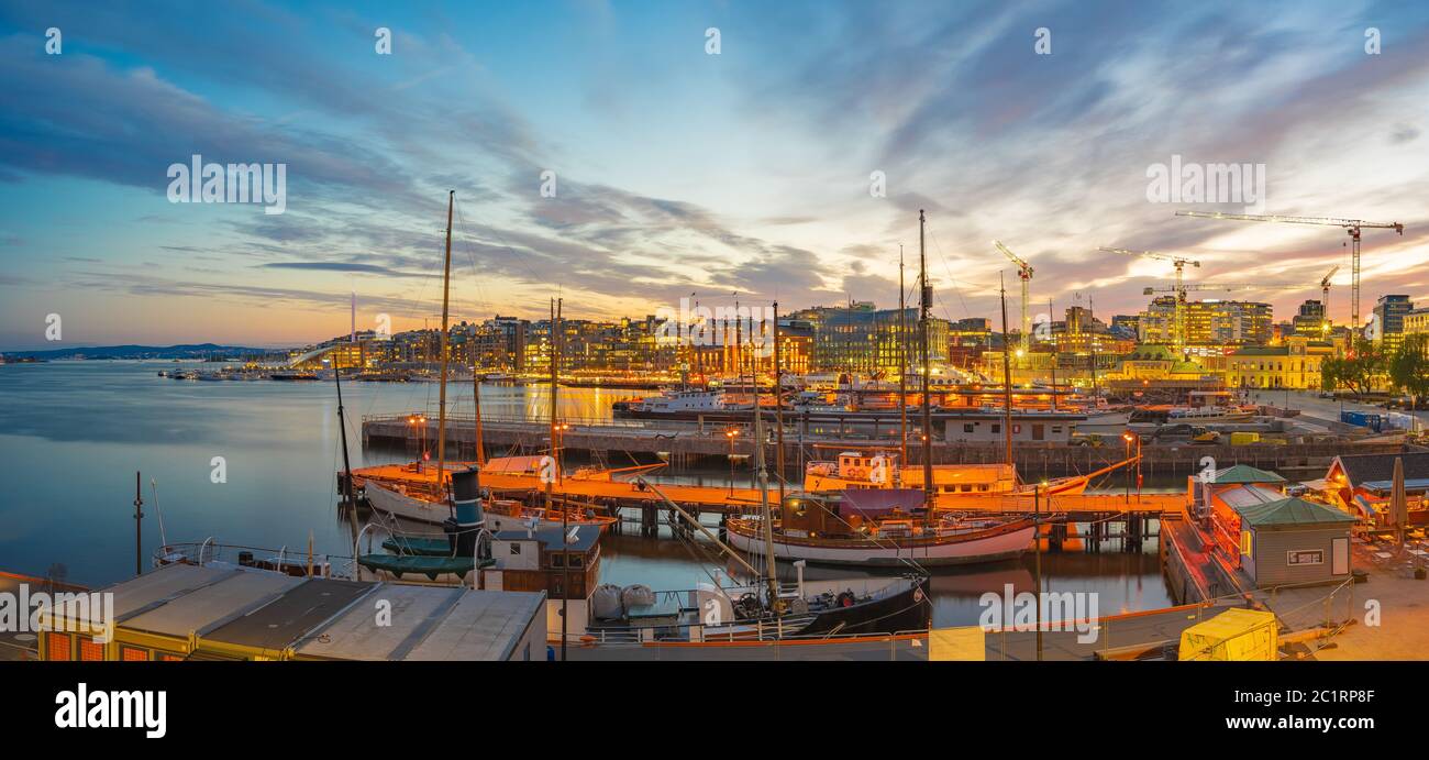 Paysage urbain d'Oslo la nuit avec vue sur le port d'Oslo, Norvège Banque D'Images