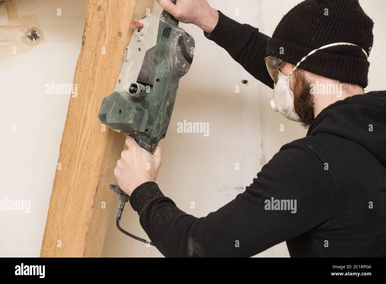 Handyman travaille avec détail sander , rénovation d'une maison Banque D'Images