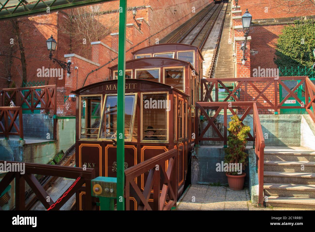 Budapest, Hongrie, mars 22 2018 : funiculaire de la colline du château de Budapest. Hongrie. Les voitures d'époque sont au dernier arrêt Banque D'Images