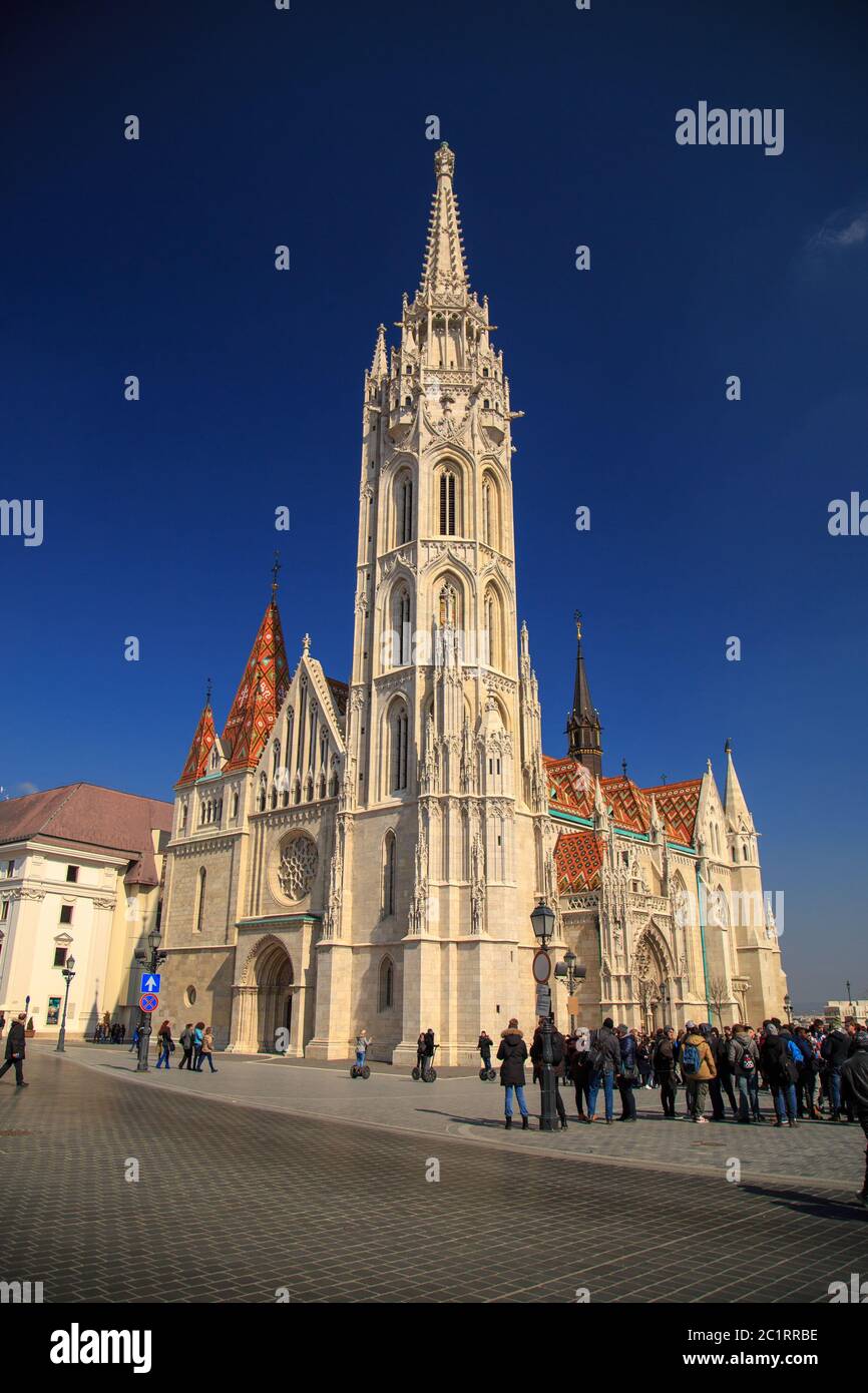 Budapest, Hongrie, 22 2018 mars : les touristes visitent l'église Matthias, une partie du quartier du château de Buda, par une journée ensoleillée sur le Bud Banque D'Images