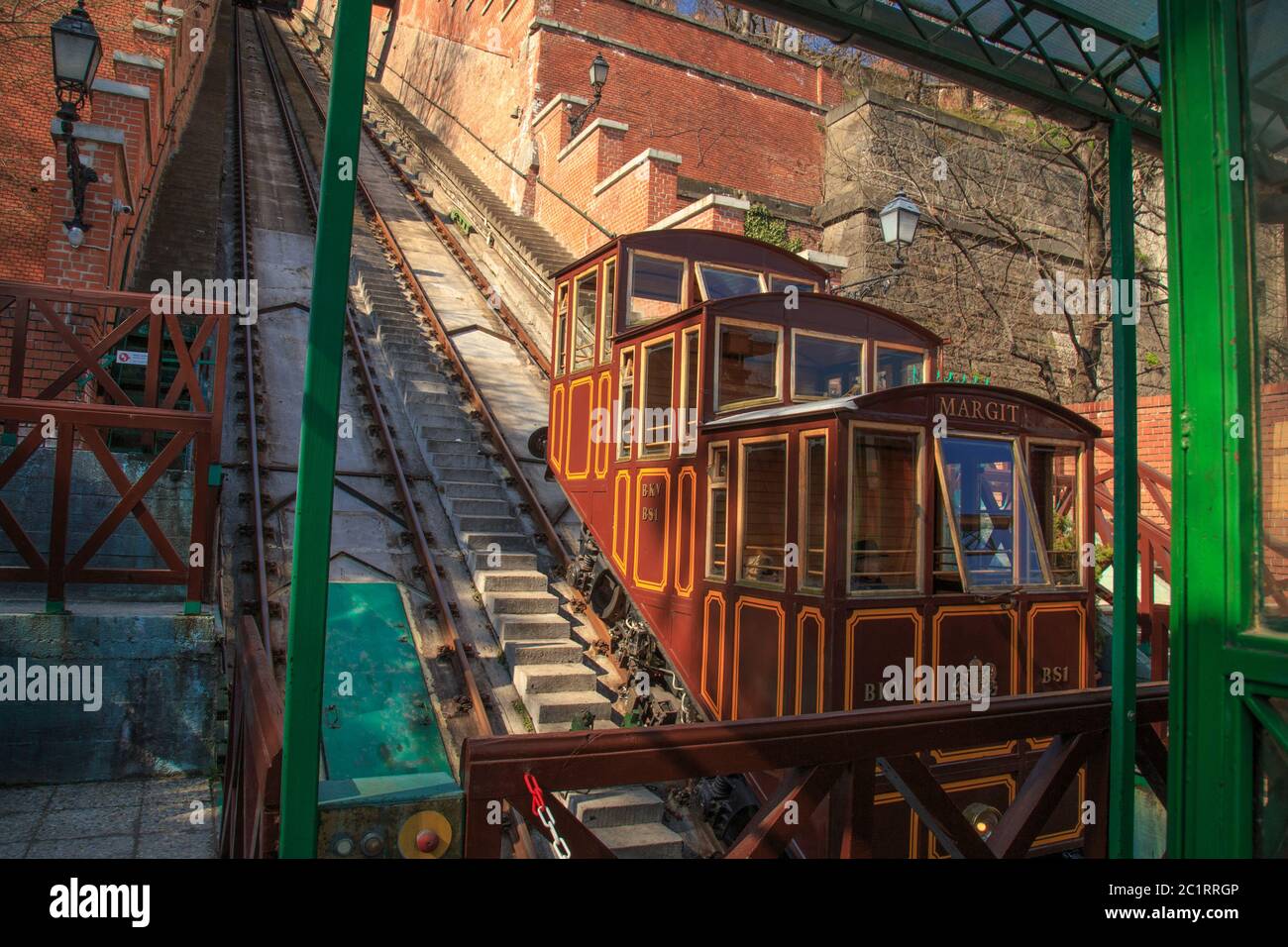Budapest, Hongrie, mars 22 2018 : funiculaire de la colline du château de Budapest. Hongrie. Les voitures d'époque sont au dernier arrêt Banque D'Images