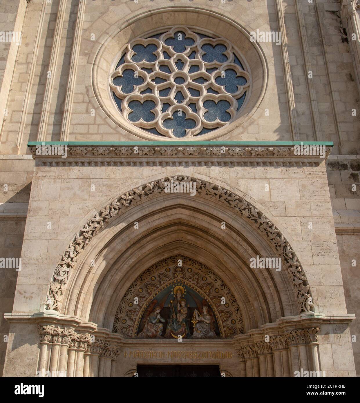 Budapest la destination de voyage populaire. Détails extérieurs en pierre de sable finement sculptés d'une église historique de Matthias dans un lig lumineux Banque D'Images