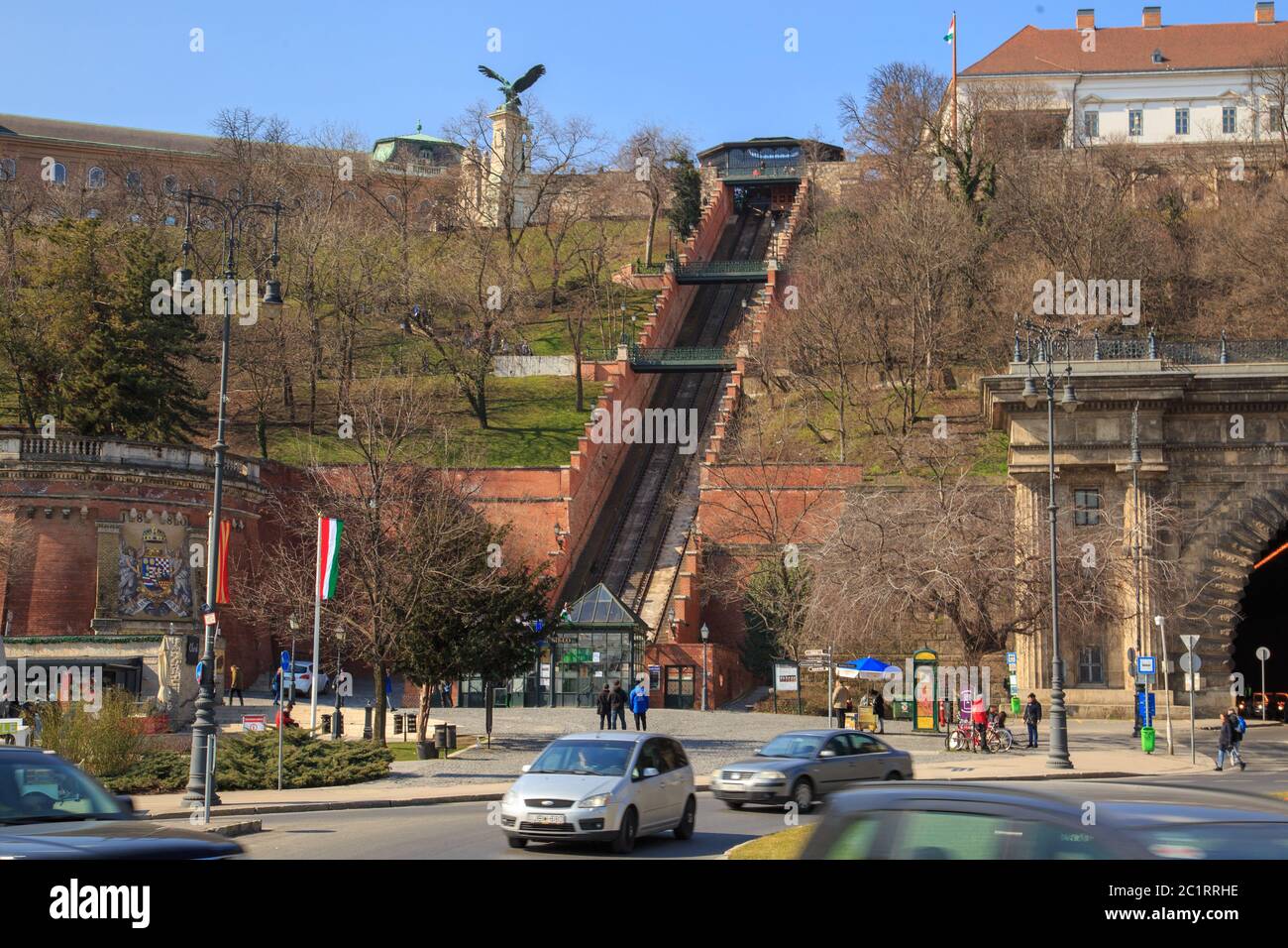 Budapest, Hongrie, mars 22 2018 : funiculaire de la colline du château de Budapest. Hongrie. Les voitures d'époque sont au dernier arrêt Banque D'Images
