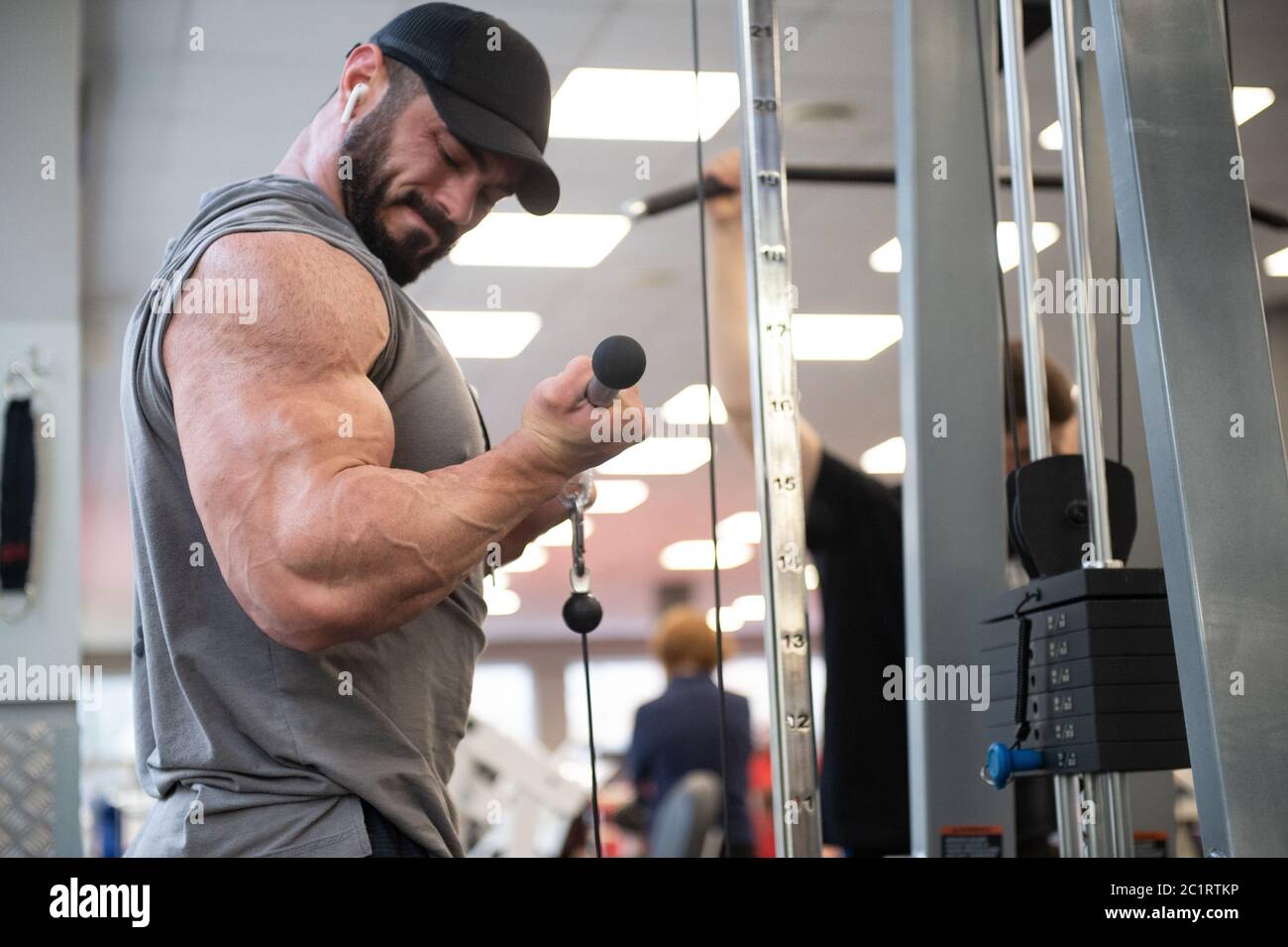 homme puissant et robuste avec une barbe qui pèse lourd en salle de sport  pendant l'entraînement Photo Stock - Alamy