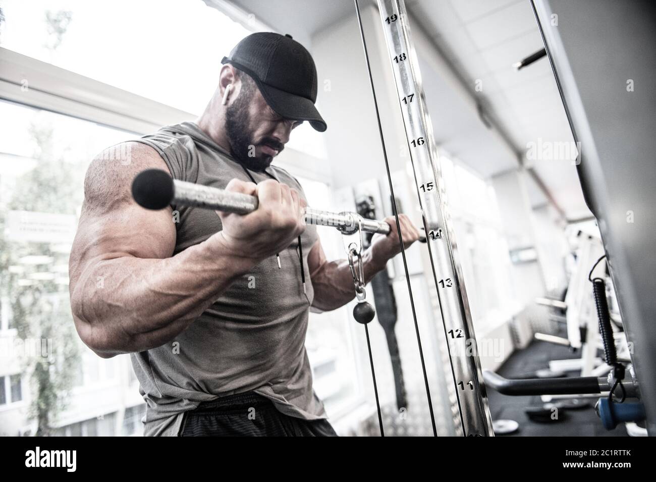 sport mental concentration de l'homme fort jeune barbu entraînement gros muscle en utilisant l'équipement de fitness pendant l'exercice d'entraînement lourd Banque D'Images