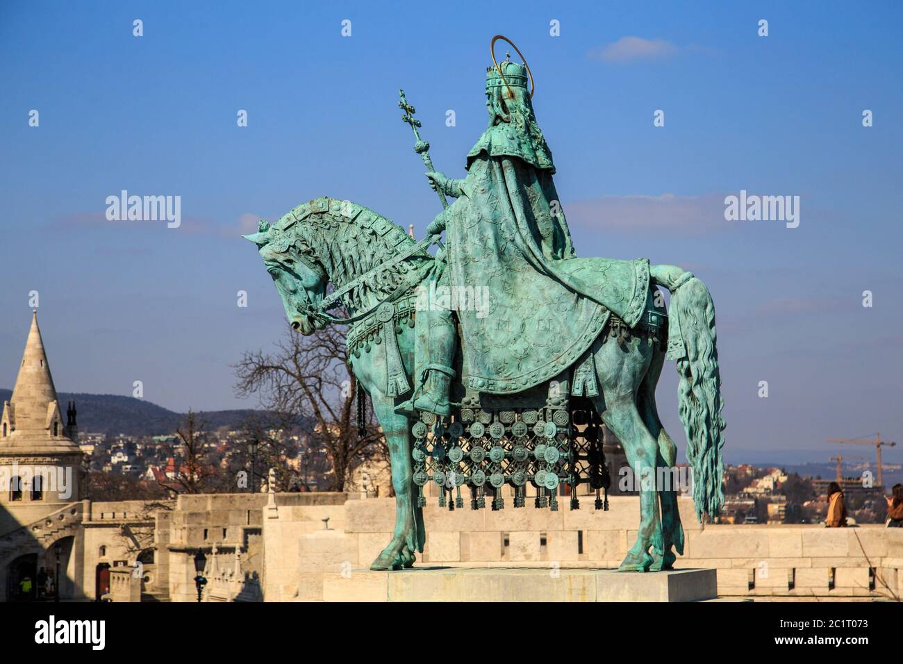 Héros hongrois sur un cheval - statue équestre du roi Stephen I (Szent Istvan kiraly) dans le Bastion Fischer, 1906, château de Buda Banque D'Images