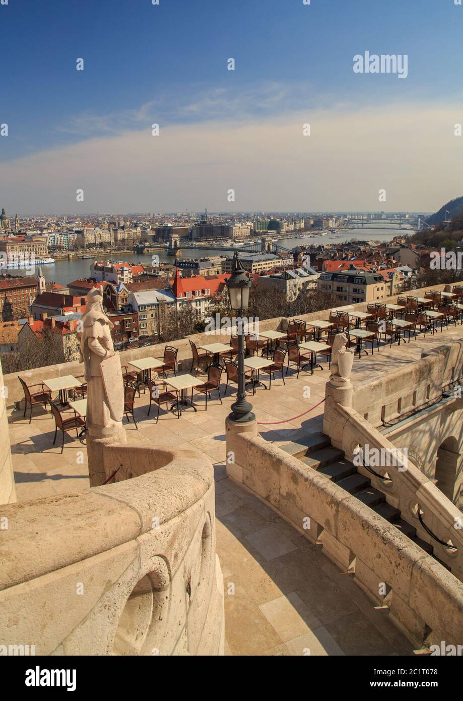 Vue sur les célèbres pêcheurs du château de Buda, de l'autre côté du Danube, à Budapest Banque D'Images