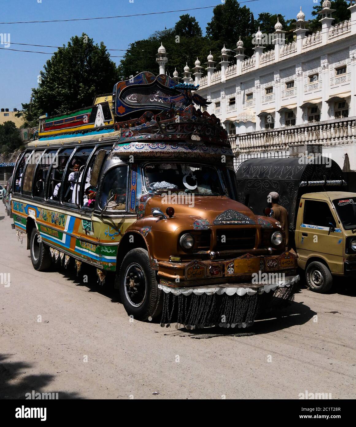 Bus décoré sur la route de l'autoroute Karakoram, Pakistan Banque D'Images