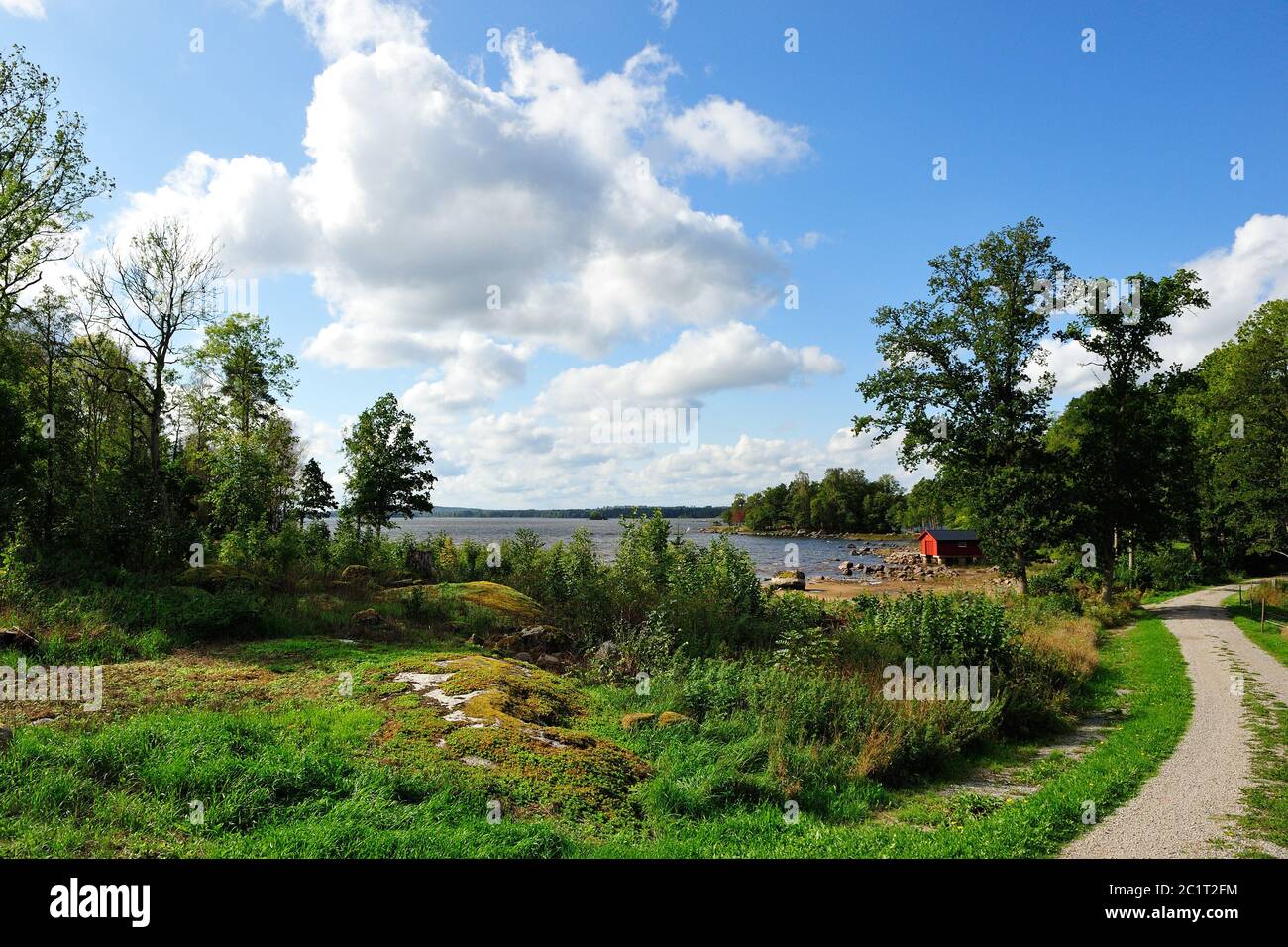 Lac avec un hangar à bateaux en suède en automne Banque D'Images