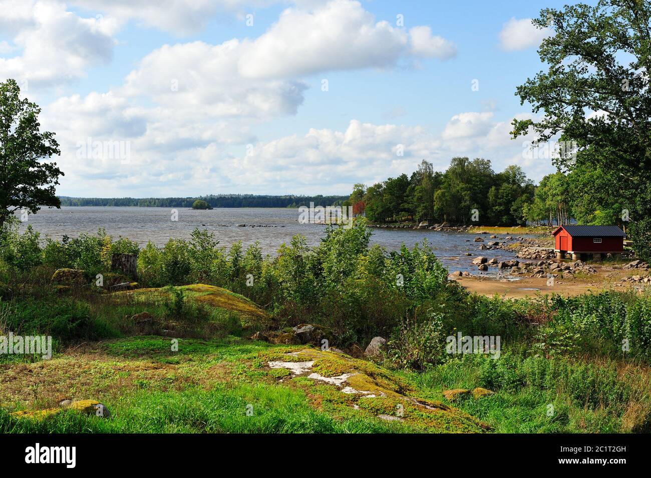 Lac avec un hangar à bateaux en suède en automne Banque D'Images