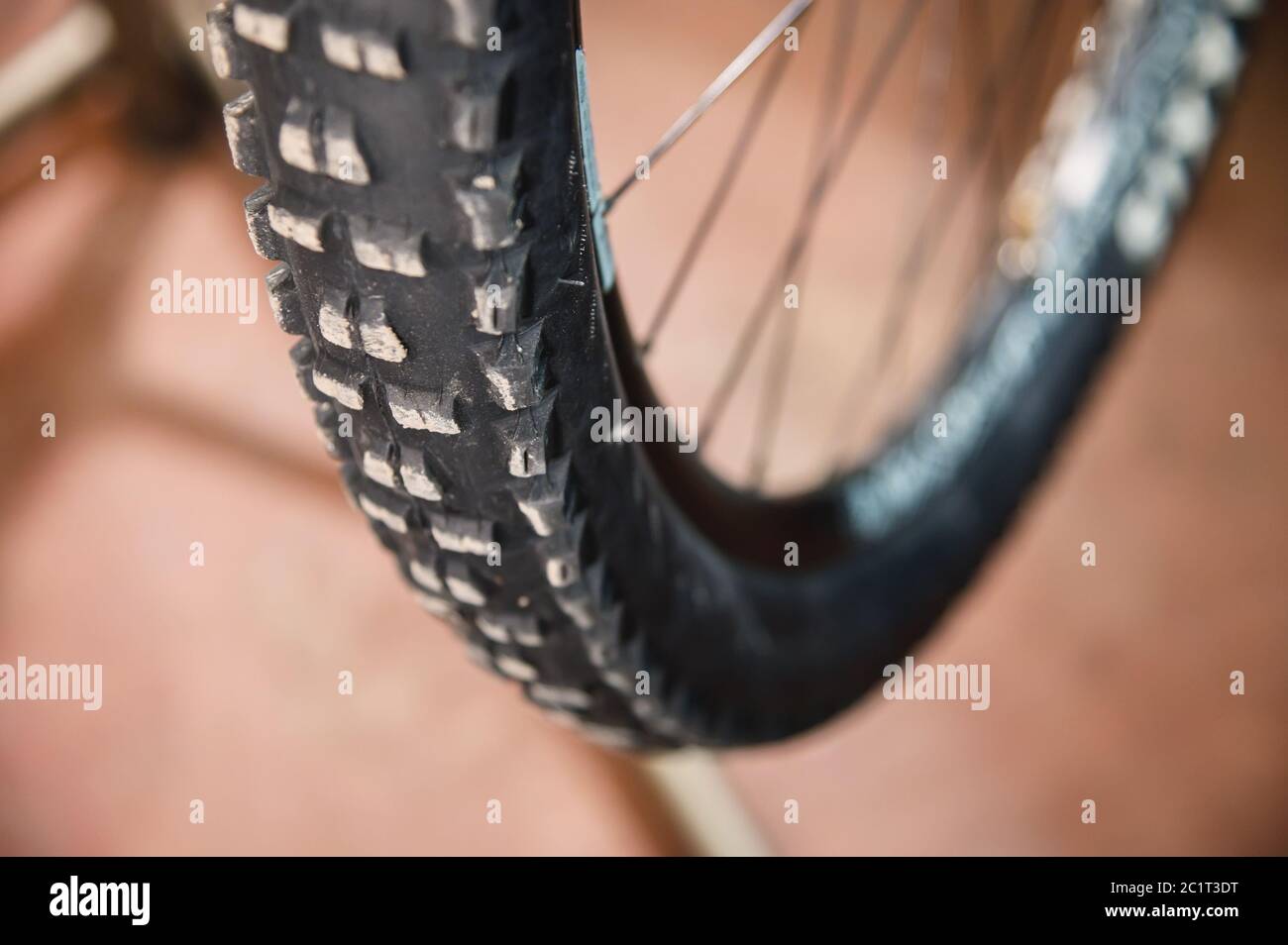 Bande de roulement de pneu de vélo tout terrain à l'atelier de la maison Banque D'Images