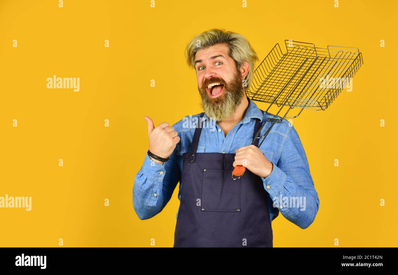 Le défi ultime de la cuisine. Préparer le dîner en famille. Utiliser des ustensiles de cuisine et divers produits. Chef cuisinier mature utiliser des ustensiles de cuisine pour le barbecue. Outils pour rôtir la viande. Qui cuisinent mieux. Copier l'espace. Banque D'Images