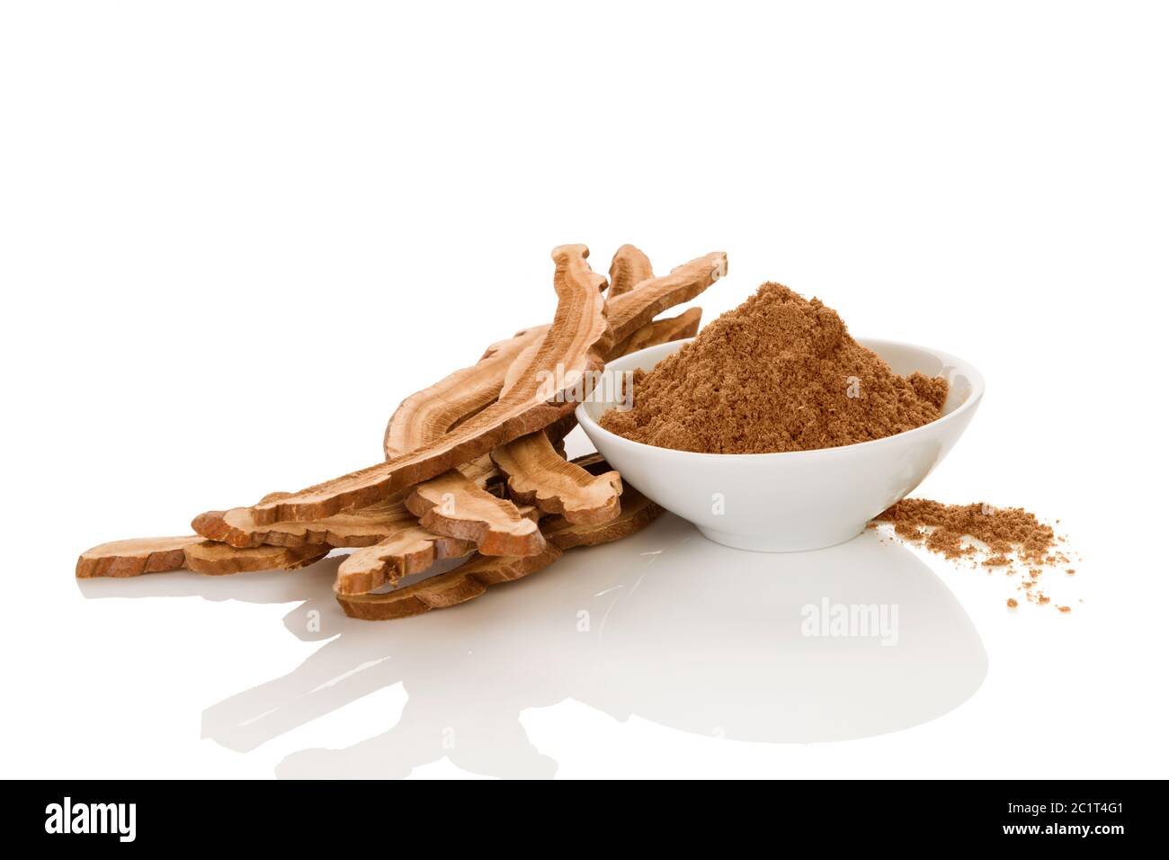 Champignons et poudre reishi secs sains. Banque D'Images