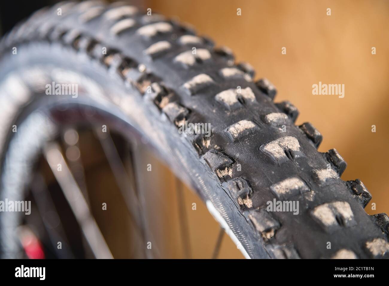 Bande de roulement de pneu de vélo tout terrain à l'atelier de la maison Banque D'Images