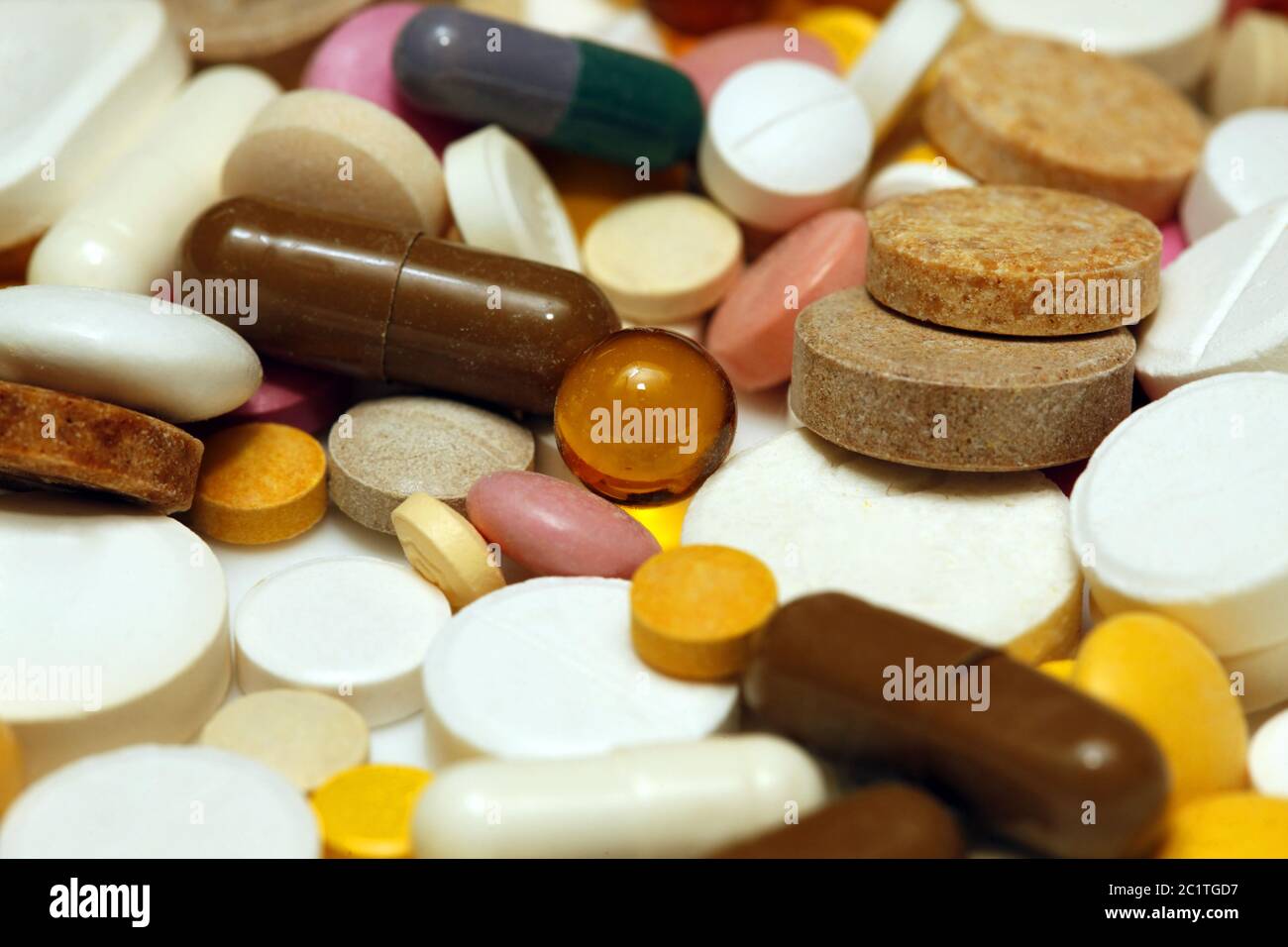 Assortiment de pilules et capsules colorées gros plan Banque D'Images