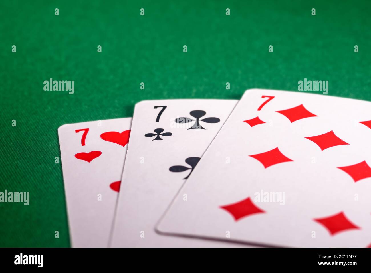 cartes à jouer sur la table verte. Combinaison 'trois d'un genre' au poker Banque D'Images