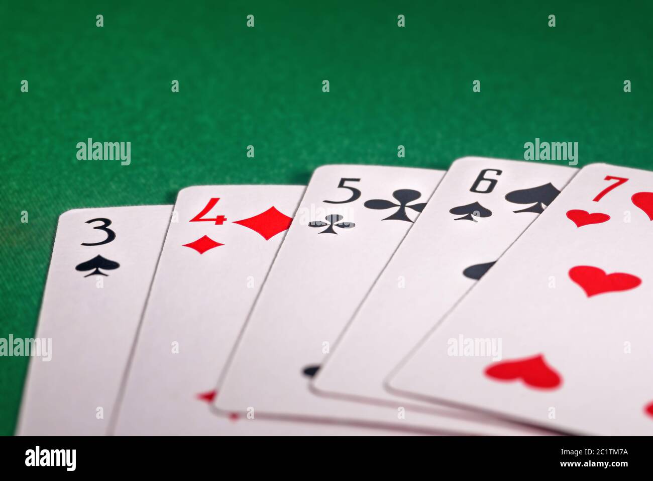 cartes à jouer sur la table verte. Combinaison 'Straight' au poker Banque D'Images