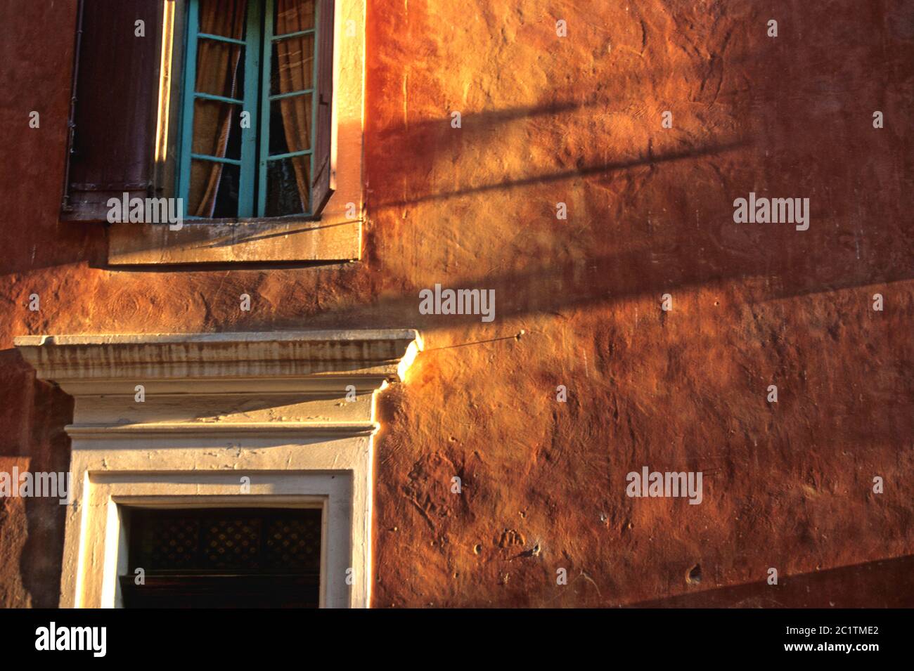 Rousillon. Façade de maison au coucher du soleil. Vaucluse. Provence Alpes Côte d'Azur. France Banque D'Images