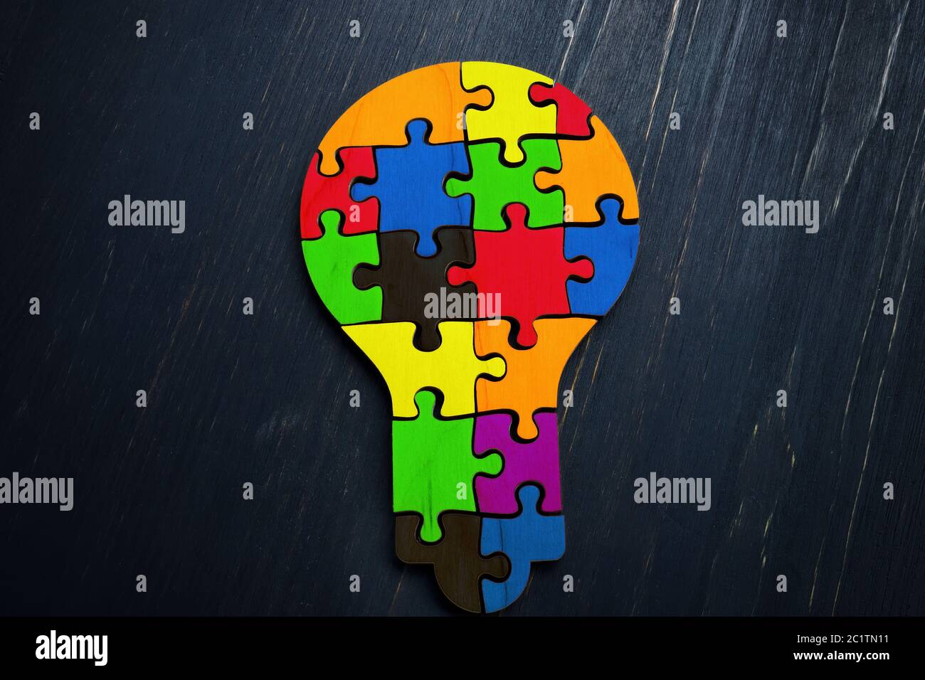 Diversité et créativité. Pièces colorées du puzzle en forme d'ampoule. Banque D'Images