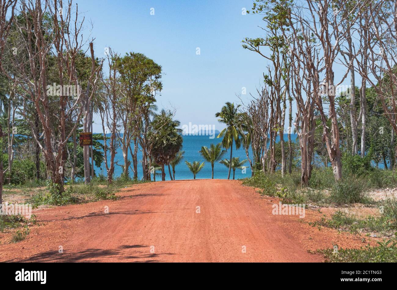Route rouge vers la plage Banque D'Images