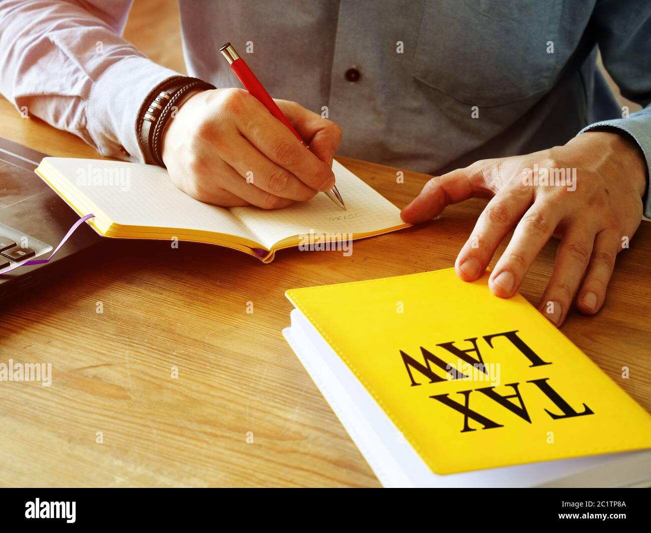 Un homme compte les finances de la maison et détient la loi fiscale. Banque D'Images