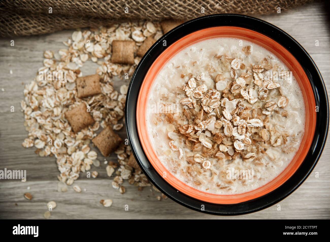 grains de cinq céréales avec garniture au chocolat, remplis de lait sur toile sur fond en bois Banque D'Images