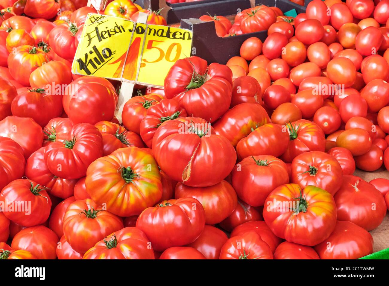 Tomates boeuf à la vente à un marché Banque D'Images