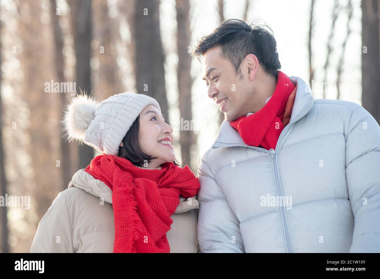 Jeune couple dehors pour une promenade Banque D'Images