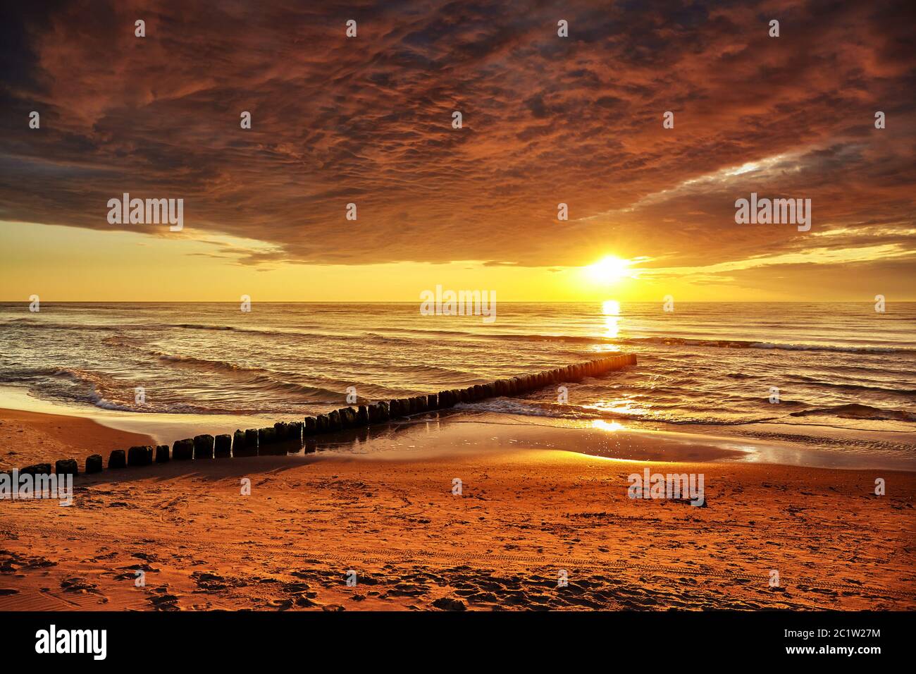 Coucher de soleil doré sur la mer Baltique, Pologne. Banque D'Images