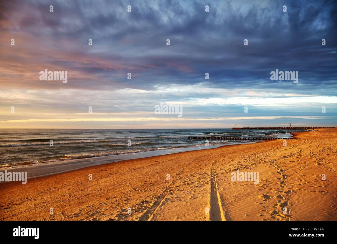 Plage de Mrzezyno au coucher du soleil pittoresque, Pologne. Banque D'Images