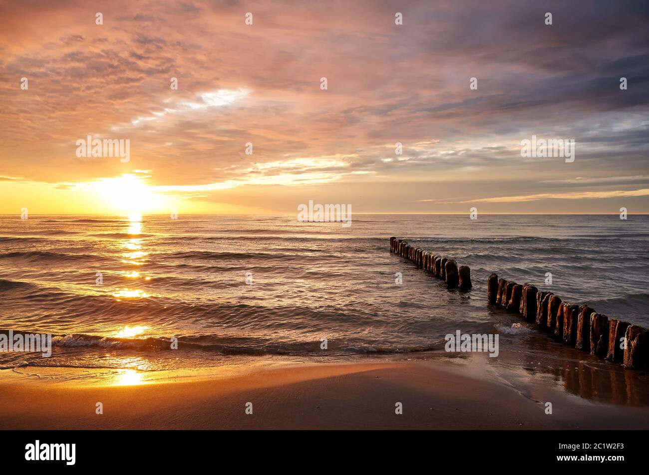 Plage avec un vieux petit-déjeuner au beau coucher de soleil sur la mer. Banque D'Images