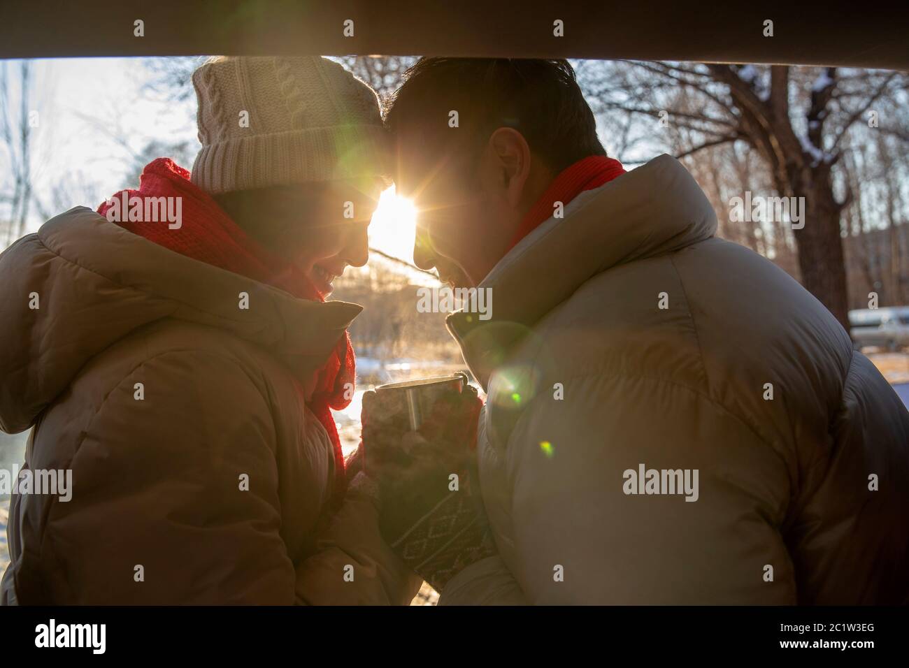 Assis dans la voiture à côté des jeunes couples Banque D'Images