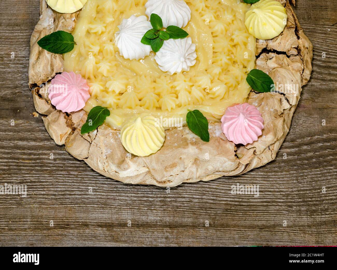 Pavlova meringue à la crème anglaise Banque D'Images