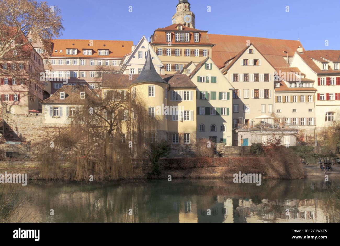 Paysage urbain de Tübingen, sur les rives du Neckar avec la tour Hölderlin, Allemagne Banque D'Images