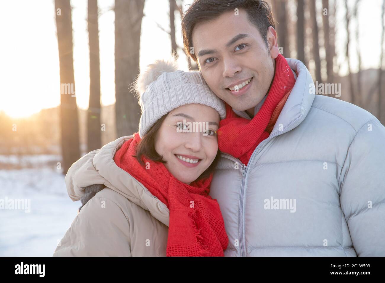 Le jeune couple sur la neige Banque D'Images
