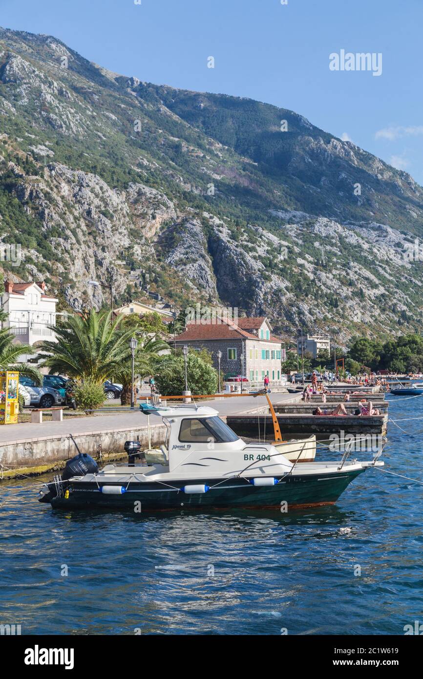 KOTOR, MONTÉNÉGRO - 12 AOÛT 2016 : vue sur le front de mer de Kotor en été. Montrer les yachts, les bateaux et les bâtiments. Les gens peuvent être vus Banque D'Images