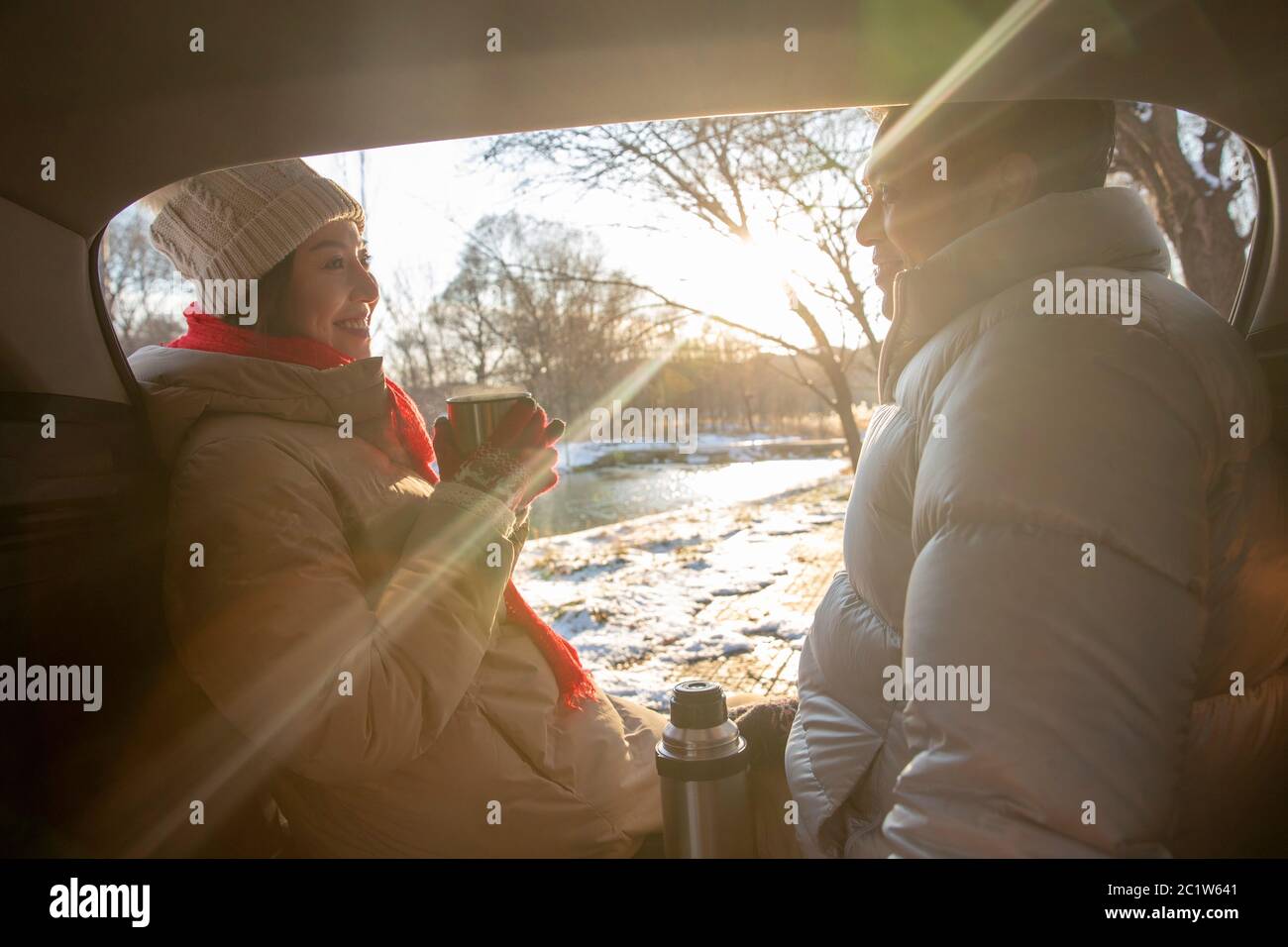 Assis dans la voiture à côté des jeunes couples Banque D'Images